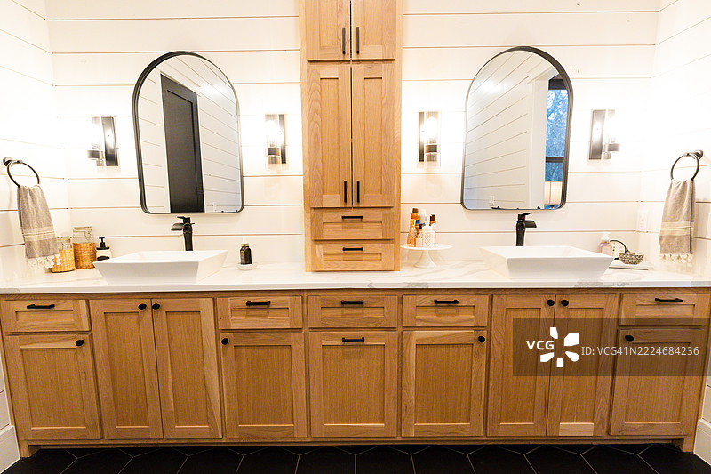 现代农舍风格的浴室洗手台，配有双水槽图片素材