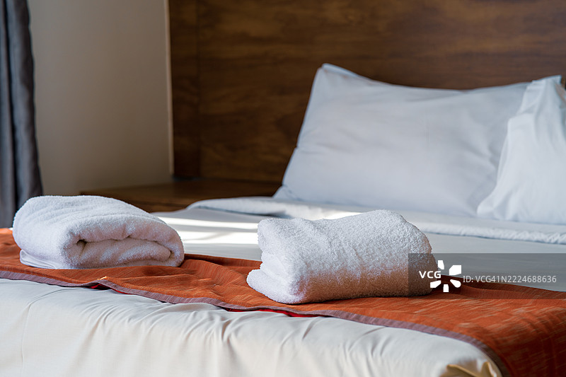 现代室内卧室床上的干净毛巾，马来西亚图片素材