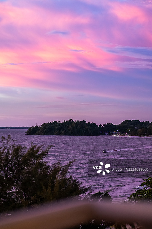 马来西亚波德申海边日落时的美景，五彩斑斓的云彩图片素材