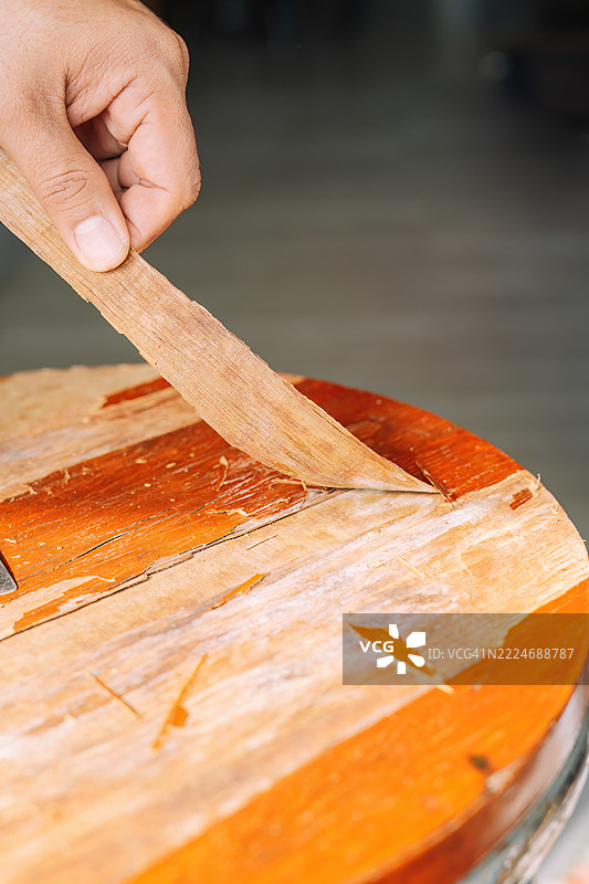 旧桌子贴膜剥落的木工刨，异国硬木板屑，马来西亚图片素材