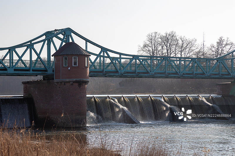 波兰弗罗茨瓦夫，2025年2月13日，奥德河上的巴尔托肖维采水坝，雅兹·巴尔托肖维基，是一座重要的水利工程，用于调节水位和水流。图片素材