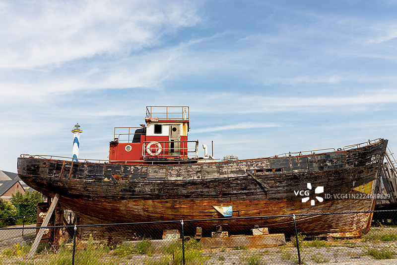比利时弗兰德地区奥斯坦德的旧船漂浮在海面上图片素材