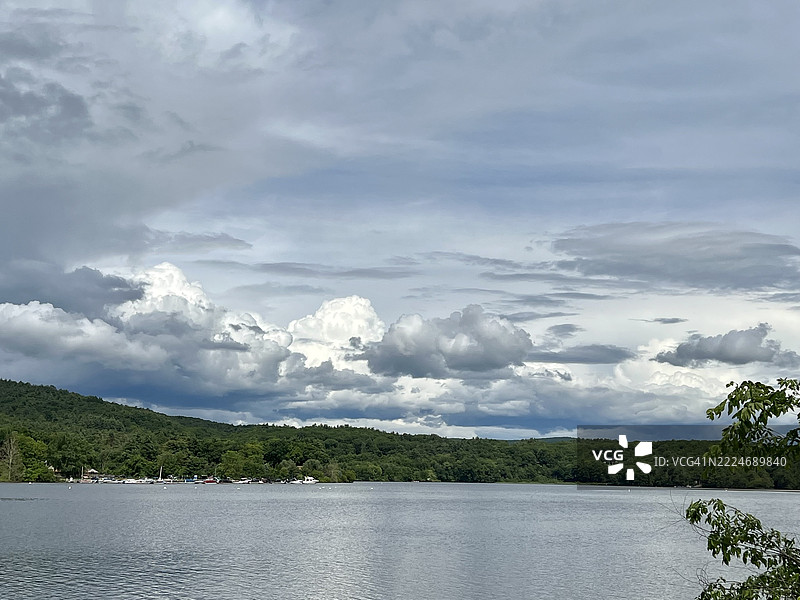 马萨诸塞州的湖泊美景与天空相映成趣，美国图片素材