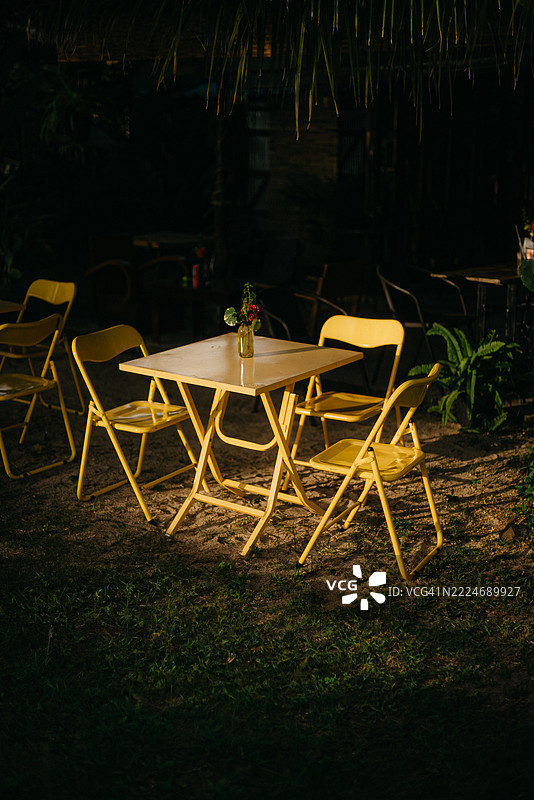 泰国院子里的空椅子和桌子图片素材