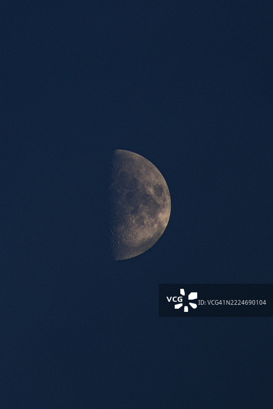 夜空中低角度视角的月亮，西班牙马德里图片素材