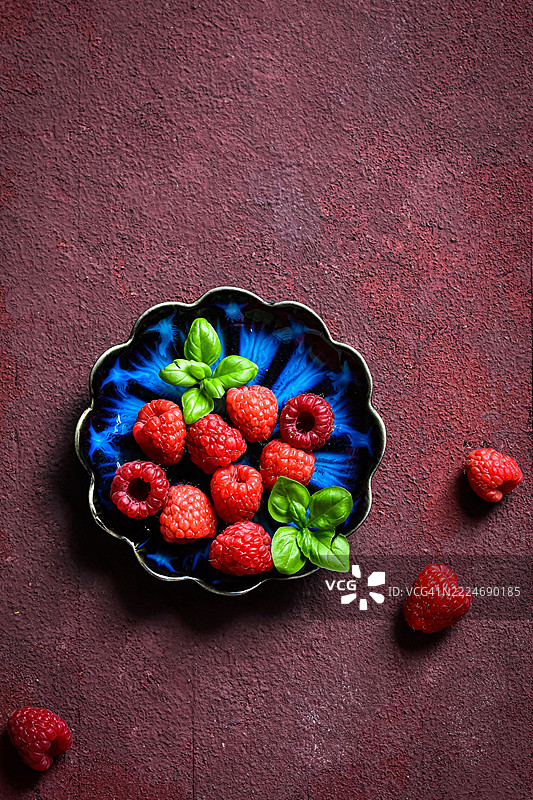 伦敦，英国桌子上的覆盆子俯视图图片素材