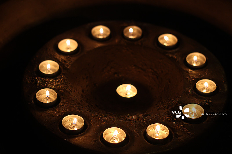 瑞士伯尔尼的点亮茶蜡烛特写镜头图片素材