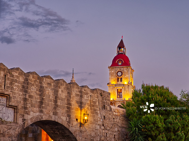 老罗德城镇门与照明时钟塔图片素材