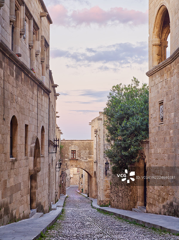 罗德骑士街，日落时分，石砌建筑图片素材