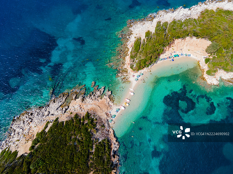 阿尔巴尼亚里维埃拉的克萨米尔全景，克萨米尔岛屿位于萨兰达附近。图片素材