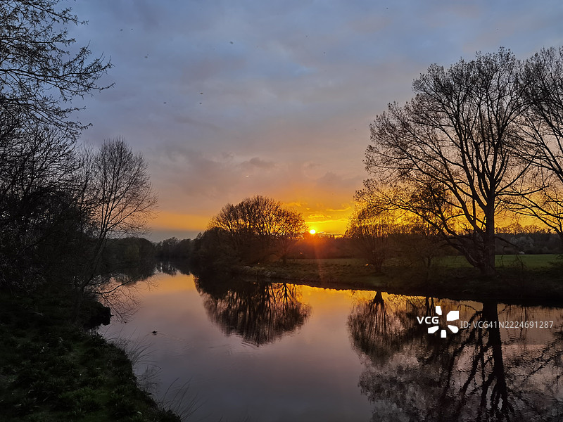 日落时分，德国施韦特湖泊与天空的美丽景色图片素材