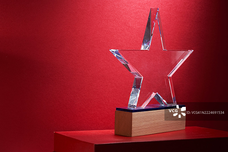 红色背景下的水晶星形奖杯，马来西亚图片素材