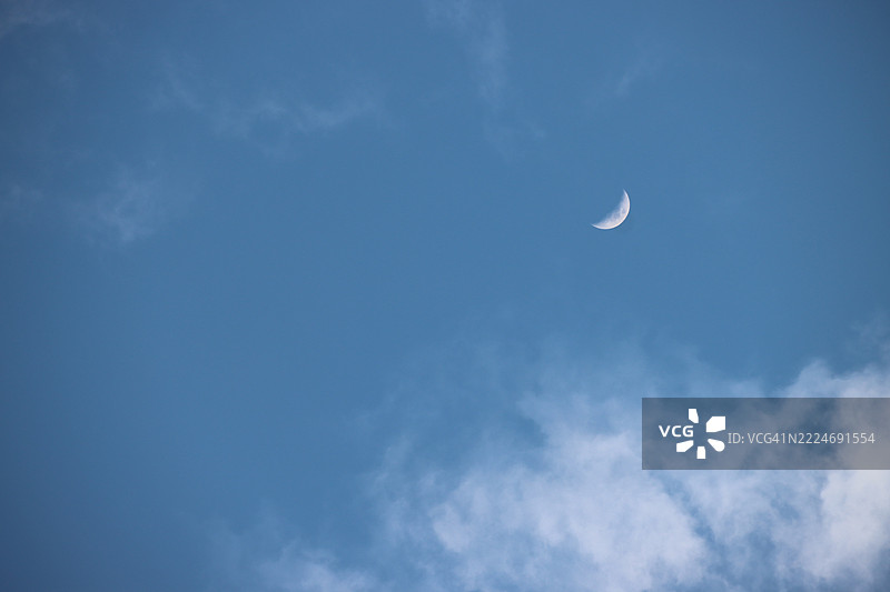 低角度视图的天空中的月亮图片素材