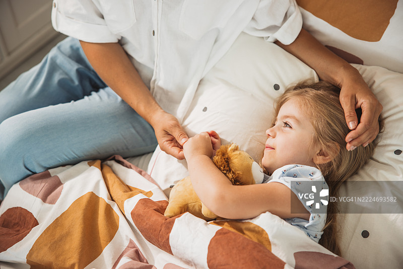 母亲哄女儿入睡图片素材
