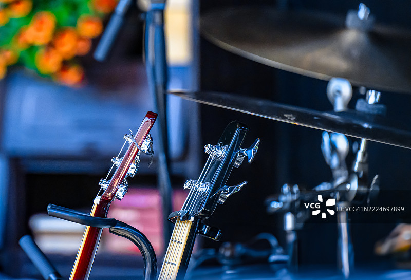 在音乐会上使用的两把吉他图片素材