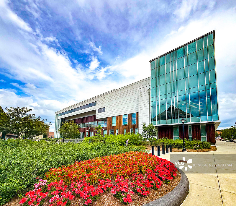 人们在康涅狄格大学斯托斯的学生娱乐中心附近散步图片素材