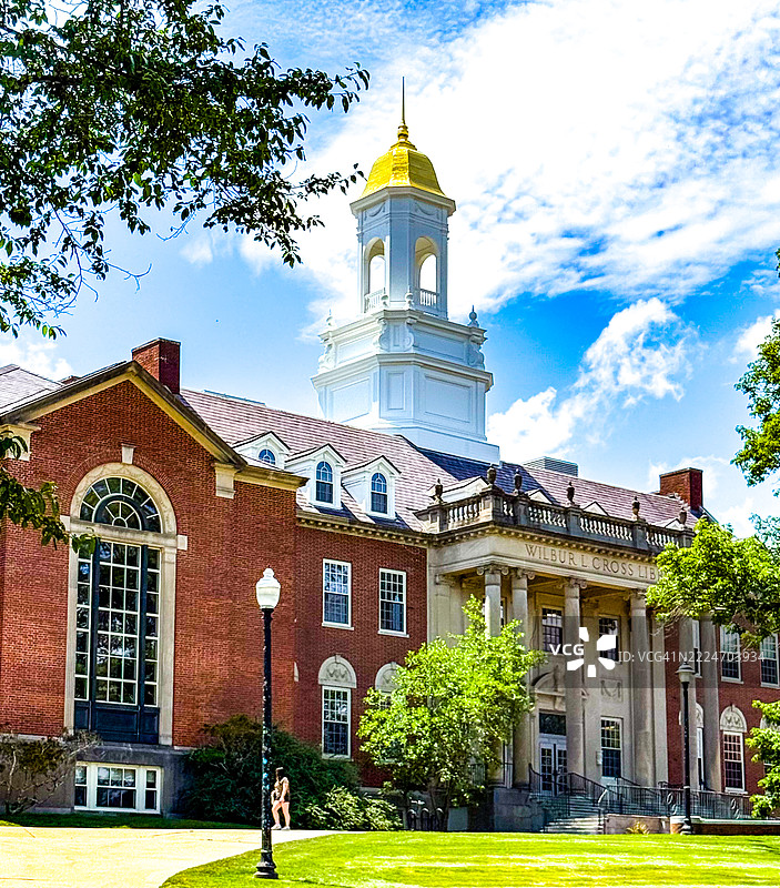 康涅狄格大学斯托斯的威尔伯·克罗斯大楼附近的女性图片素材