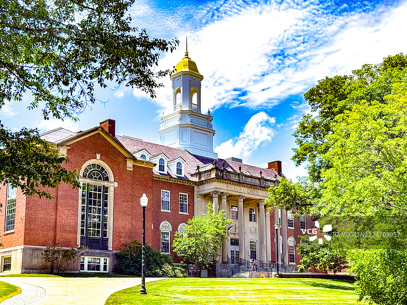 康涅狄格大学斯托斯的威尔伯·克罗斯大楼附近的女性图片素材