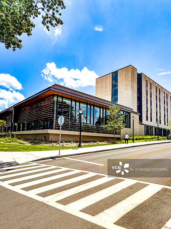 学生在康涅狄格州大学斯托斯校区的康涅狄格住宿大厅附近走动图片素材