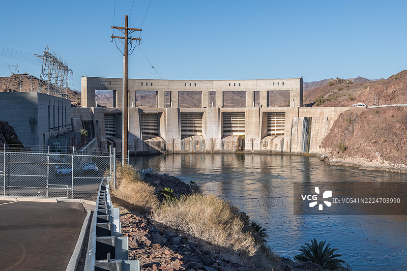 沿着科罗拉多河驶向帕克大坝图片素材