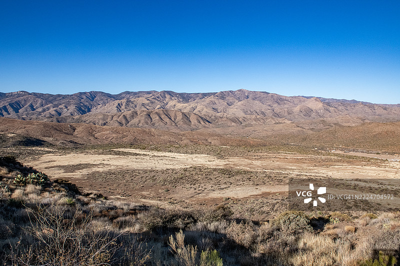 明亮阳光下生动色彩的沙漠山脉风景图图片素材