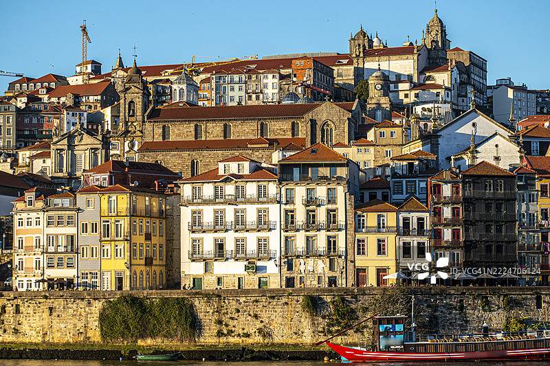 葡萄牙波尔图。城市、河岸、杜罗河和船只的景观。图片素材