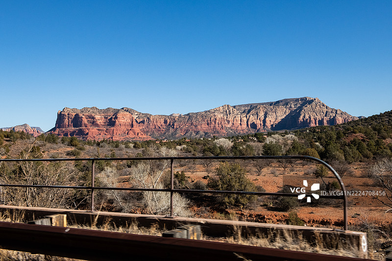在阳光明媚的日子里，驾车穿越塞多纳时的岩石 formations 的全彩色图像图片素材