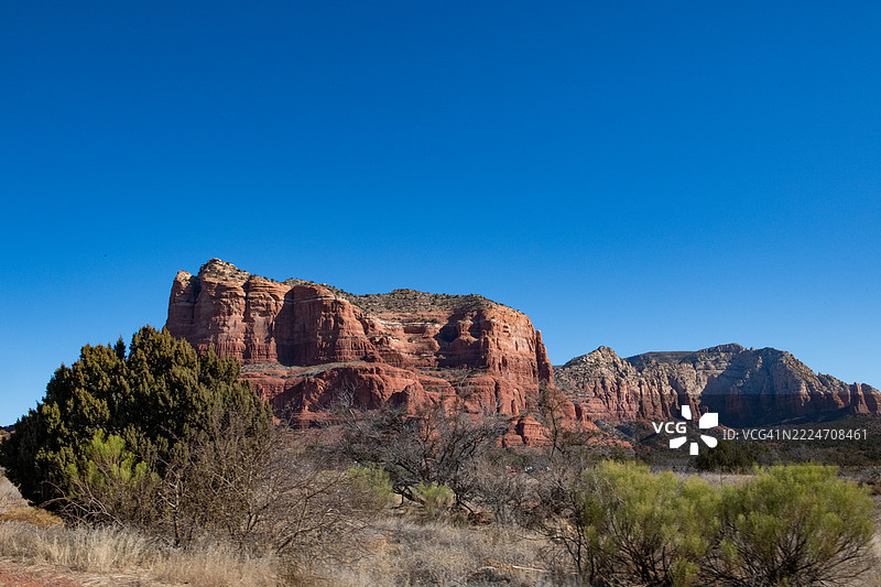 在阳光明媚的日子里，驾车穿越塞多纳时的岩石 formations 彩色全景图图片素材