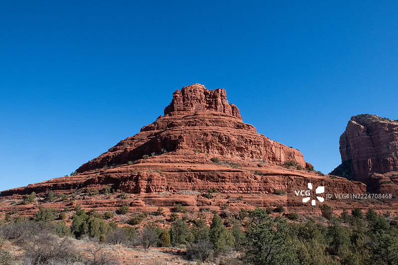在阳光明媚的日子里，驾车穿越塞多纳时的岩石 formations 的全彩图像图片素材