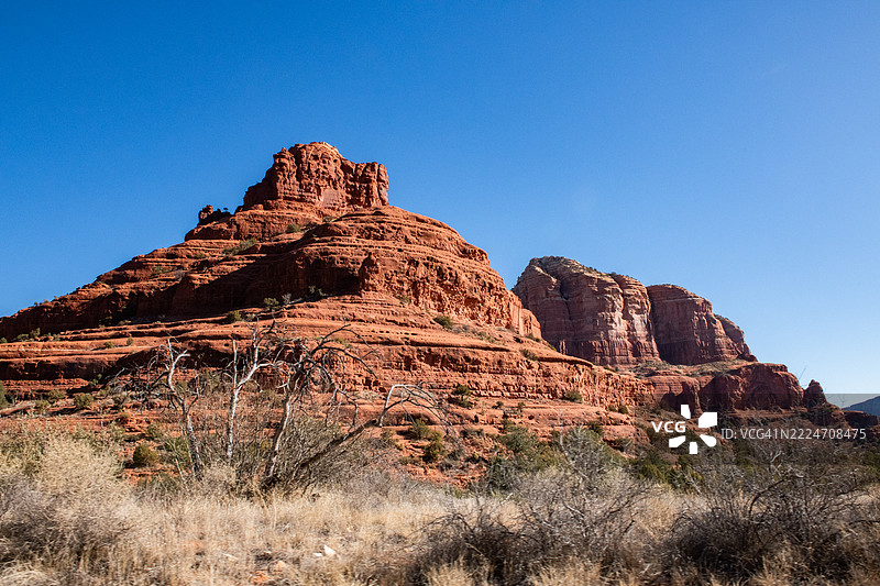 在阳光明媚的日子里，驾车穿越塞多纳时的岩石 formations 的全彩图像图片素材
