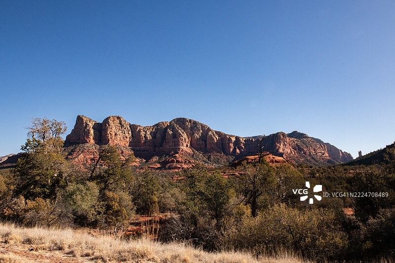 在阳光明媚的日子里，驾车穿越塞多纳时的岩石 formations 的全彩色图像图片素材