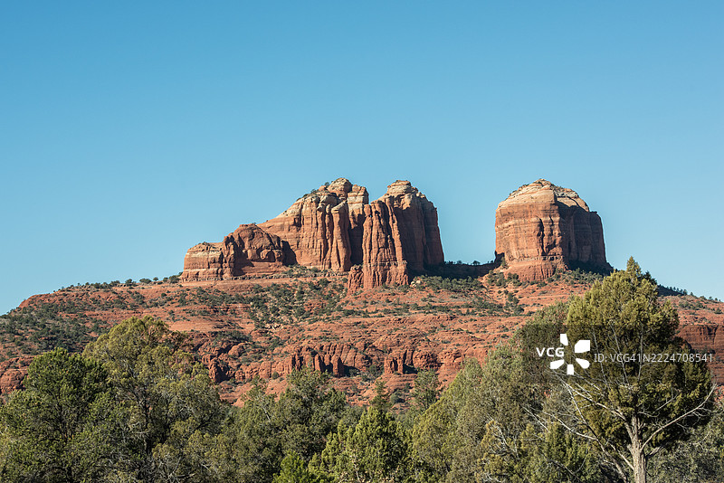 明亮蓝天下，塞多纳岩石和山峰的全彩特写景观图片素材