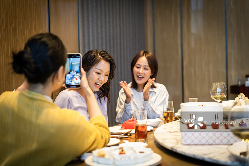 三位年轻的亚洲女性在餐厅聚会。图片素材