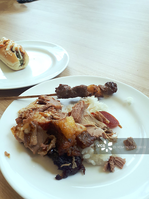 美味的午餐自助餐，配有烤肉和沙爹图片素材