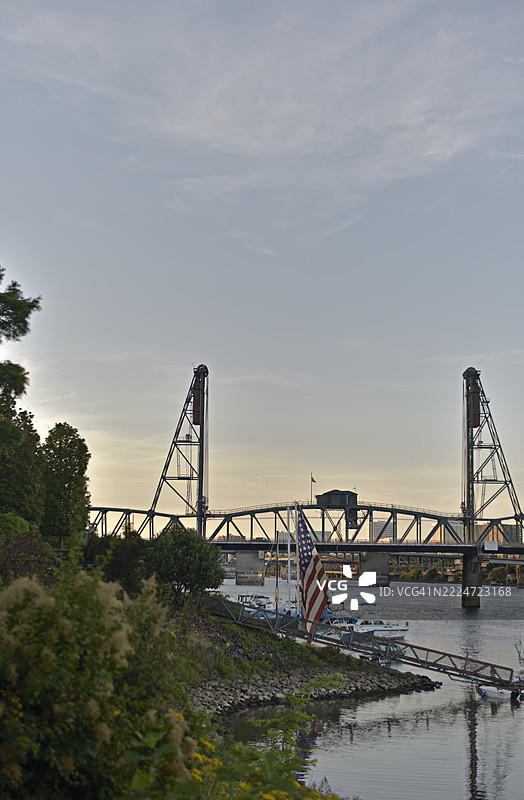 日落时分的霍桑桥图片素材