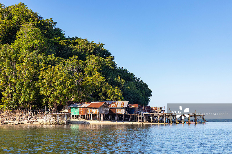 印尼北苏拉威西省塞勒贝斯海的渔村小屋图片素材