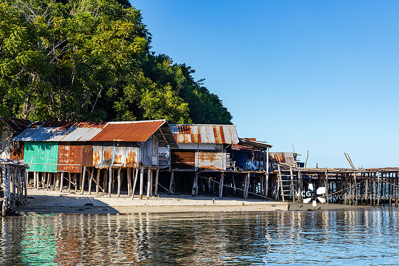 印尼北苏拉威西省塞勒贝斯海的渔村小屋图片素材