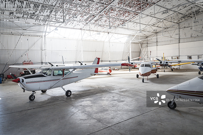 飞机库里停满了小型螺旋桨飞机图片素材