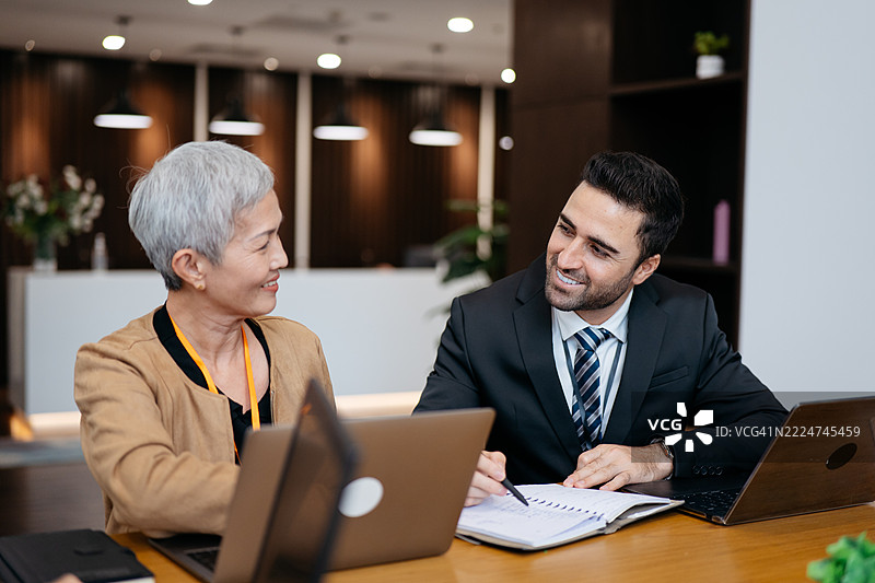 现代办公室中的商务人士合作图片素材