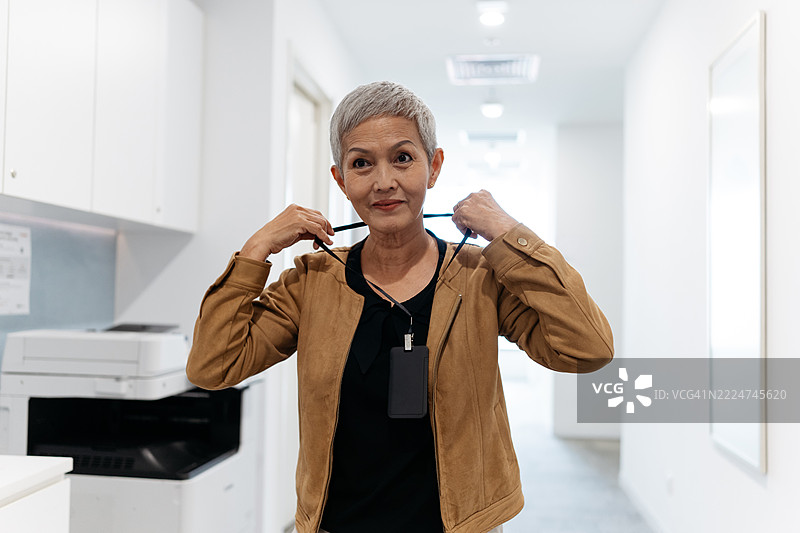 资深女商人在办公室走动图片素材