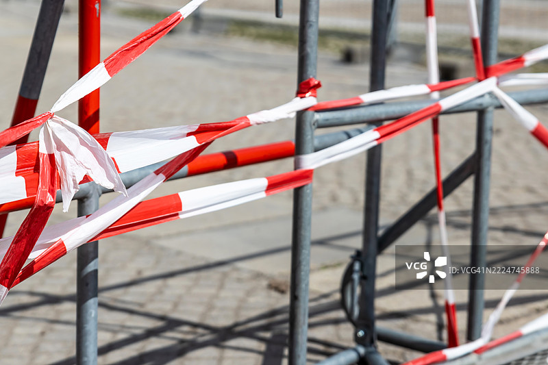红白相间的警戒带挂在围栏上图片素材