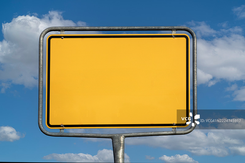 空白的黄色路标与天空图片素材