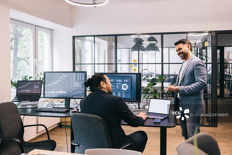 商务专业人士在现代办公室环境中分析数据图片素材
