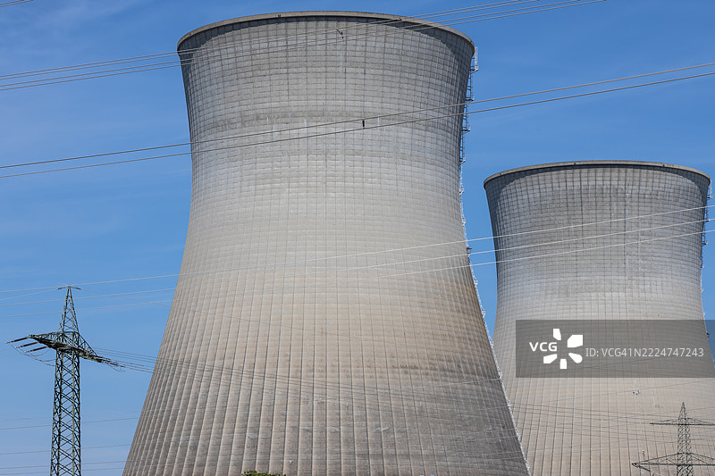 两个大型冷却塔和核电站的电力塔图片素材