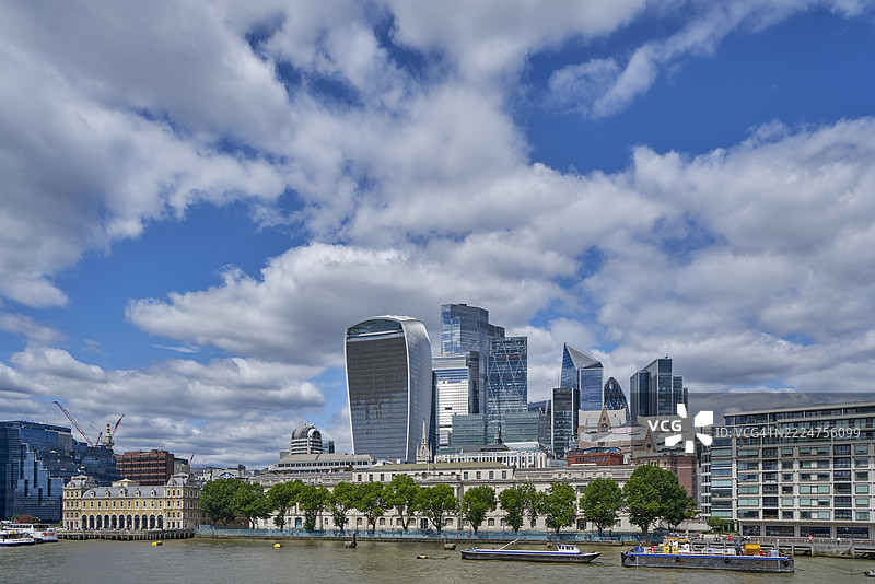 从泰晤士河南岸俯瞰伦敦金融中心。伦敦，英国图片素材