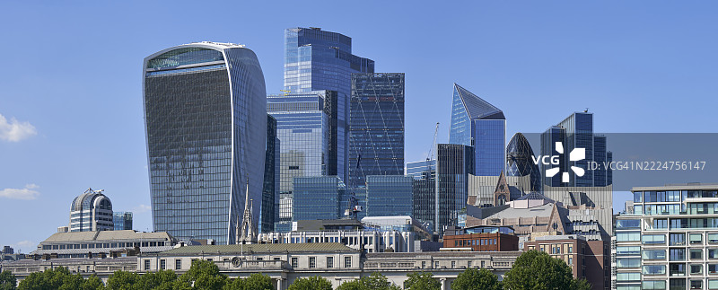 从泰晤士河南岸俯瞰伦敦金融中心。伦敦，英国图片素材