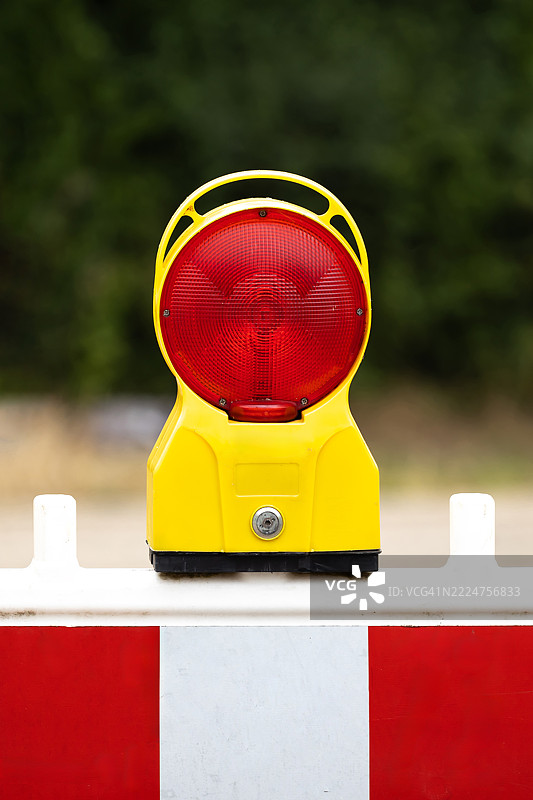 红色警告灯 - 道路封闭图片素材