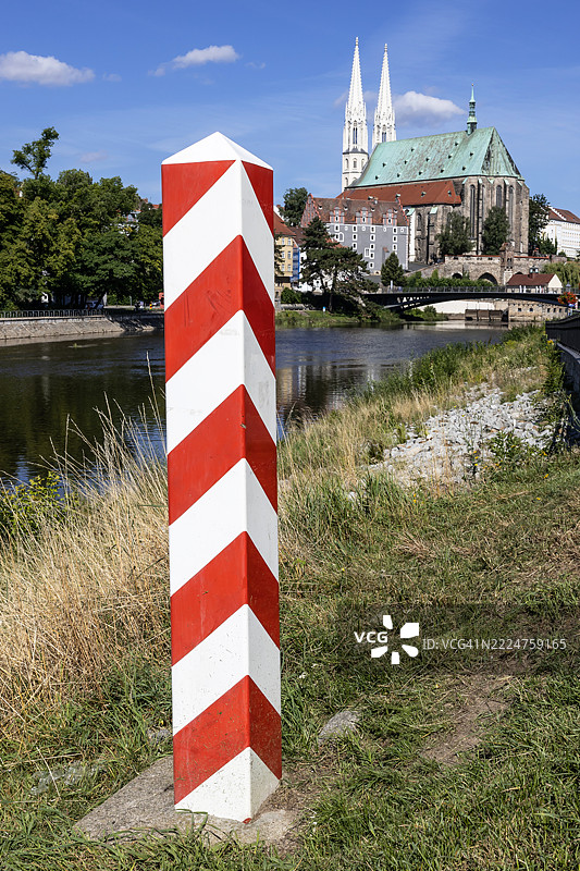波兰边界标志，带有波兰国旗颜色，位于兹戈热莱茨，俯瞰德国区的戈尔利茨老城，地标性大教堂“圣彼得和圣保罗”。图片素材