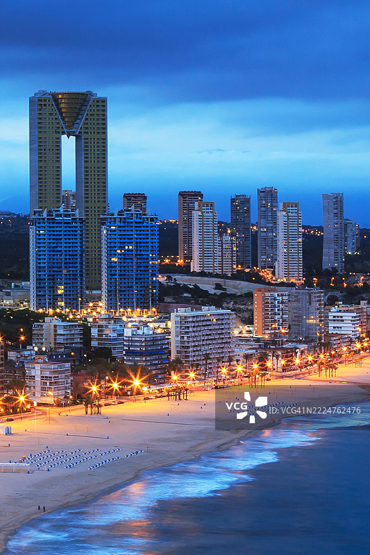 旅行目的地：西班牙贝尼多姆市，位于地中海旁的蓝色时刻图片素材