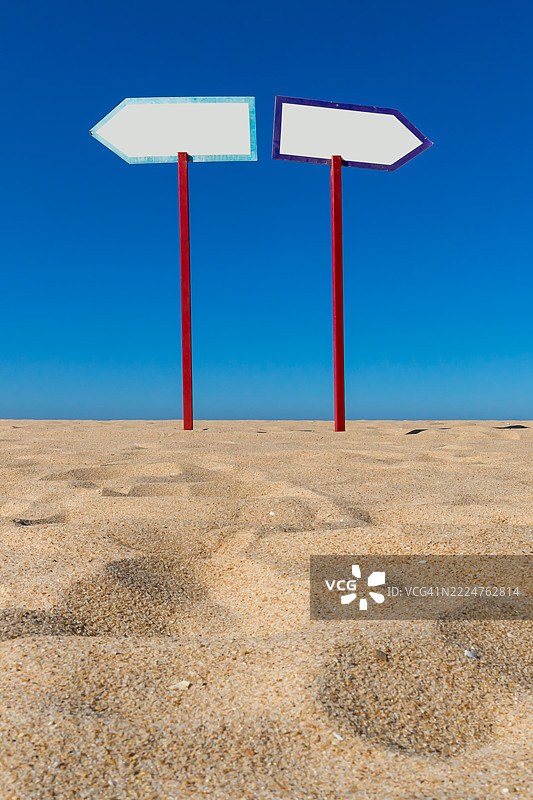 海滩上指向两个方向的箭头标志图片素材